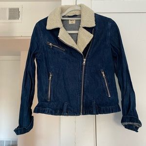 Jean jacket with fur collar